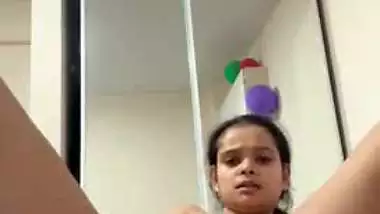 Indian nude babe records her fingering MMS for fun