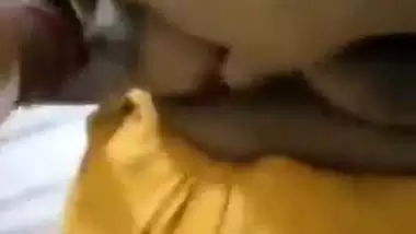 Owner squeezes his maid’s boobs in desi mms