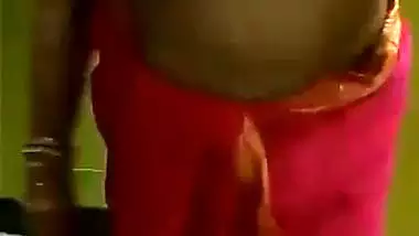 Big boob Tamil Bhabhi strips in nude MMS for her BF