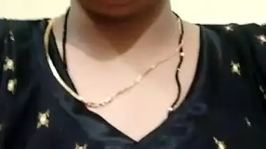 Mature Desi pulls dress up to expose saggy tits in self-made XXX video