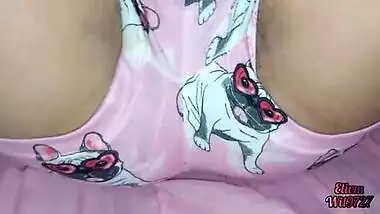 Xxx DESI Mi HERMANASTRA se quita las bragas y me enseña el coño y me pide que la folle cuando la familia no esta