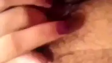Indian girl nude MMS of a girl fingering her hairy pussy