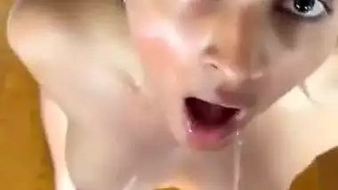 Man gets a Tamil blowjob from a Chennai girl and pees on her