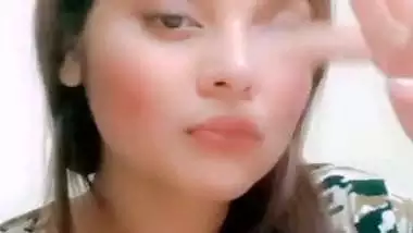 Beautiful big melons showing desi girl selfie viral clip