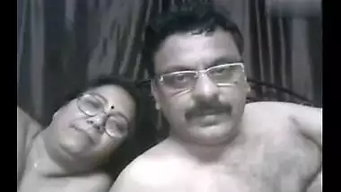 Mallu bbw aunty enjoys cam sex with hubby’s friend