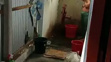 Bhabhi bathing outdoor sex mood caught by devar