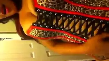 Desi porn videos of sexy Delhi girl recording solo desi chudai!