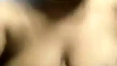 Desi MILF brandishes saggy titties and invites XXX fans to subscribe