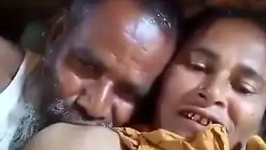 Uncle sucking wife boobs in viral selfie sex clip