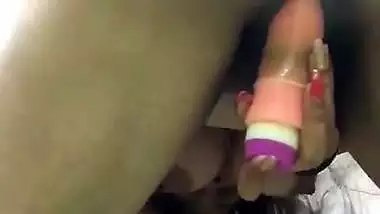 Indian nude MMS of a milf fucking her pussy with a dildo