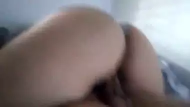 Mi hermanastra mayor se excitó de repente y me empezó a montar la polla y la grabé sin que se diera cuenta