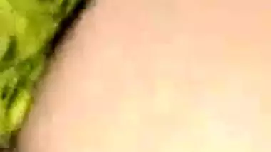 Fucking Desi maid MMS sex video discharged by her abode owner