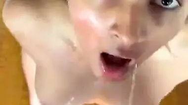 Horny Desi Girl Latest Exclusive Viral Video Ft Full NUDE Giving BJ pissing slapped