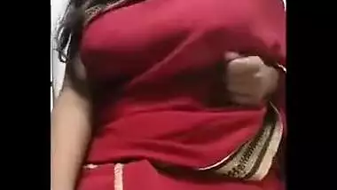 Chesty Desi diva in sari shows natural XXX melons in solo sex clip