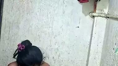 Mature desi aunty bathing video viral MMS shared online