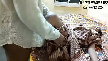 I Fucked cute angel pussy she wearing gold saree & comma; and I cum outside her pussy lips