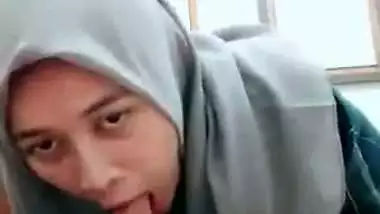 Hijabi girl sucks her stepbrother’s dick in Bangladeshi porn