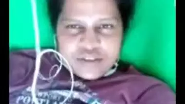 Desi mom is proud of saggy breasts and exposes them to the wanker