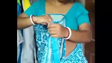 Bubbly delhi housewife bhabhi disha roy bubbly navel and cleavage expose in blue sare