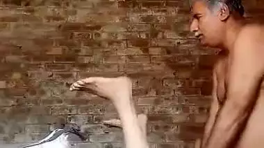 Old man fucks his wife hard in the desi xxx video