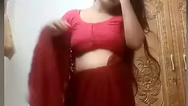 Striptease bhabhi in saree fingering her horny pussy