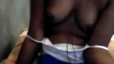 Sexy Lankan hussy takes off blouse to show big Desi tits in XXX vid