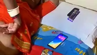 Mature slut pussy showing to customer for fucking