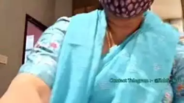 Tamil aunty Sivani in saree does nude live cam for money