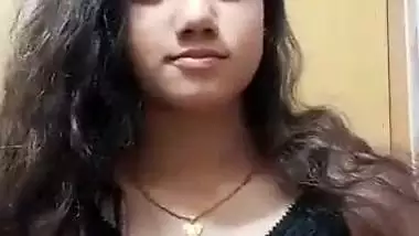 Bangladeshi TikToker girl naked boobs playing viral MMS