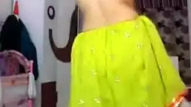 Astonishing Indian bitch dancing topless on cam
