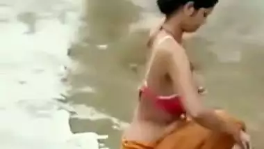 Petticoat bhabhi outdoor bath caught by neighbor