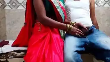 Rakhi Aunty Apne Pati Ko Kaam Pe Bej Ne Ke Baad Chudti Thi