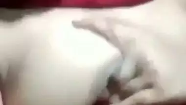 Hijab girl opens bra and round boobs show on cam