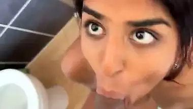 Chennai girl gives a Tamil blowjob in the bathroom