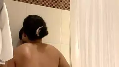 Naughty couple records their HD bathtub sex MMS