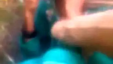 Young man exploits Desi aunty for oral XXX fun in outdoor MMS video