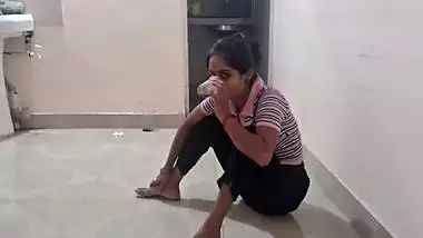 Desi Young Indian Girl Desperate For The Cock For Her Wet Pussy !