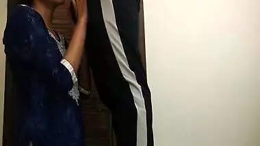 Indian Desi Bhabhi Seduces Electrician While He Is Repairing. Pussy Fuck Hard In Hindi Audio Repair Waale Ne Kiya