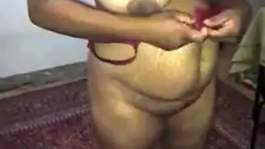 Before going at work Desi aunty permits guy to take look on XXX jugs