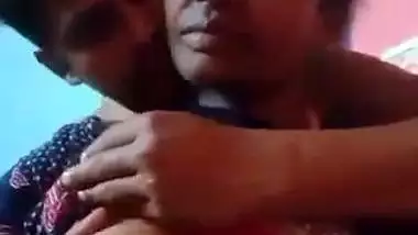 Pervert squeezes mature lady’s boobs in desi aunty sex MMS