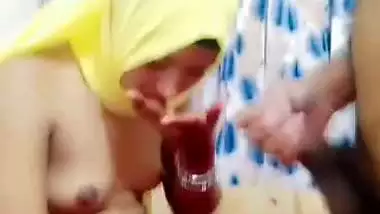 Small boobs hijab girl desi blowjob to lover viral MMS