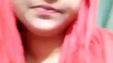 Beautiful bhabhi round boobs showing with sharp nipples