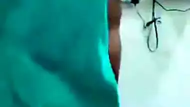 Teen Desi opens the towel and shows off XXX titties and sex sized butt